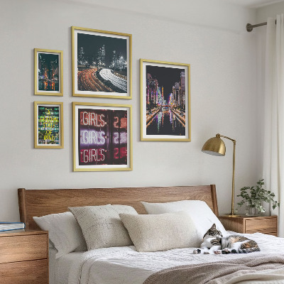 Sieninė paveikslų galerija Modernus miestas naktį neonu