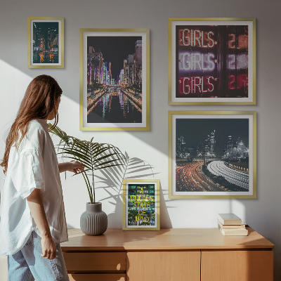 Sieninė paveikslų galerija Modernus miestas naktį neonu