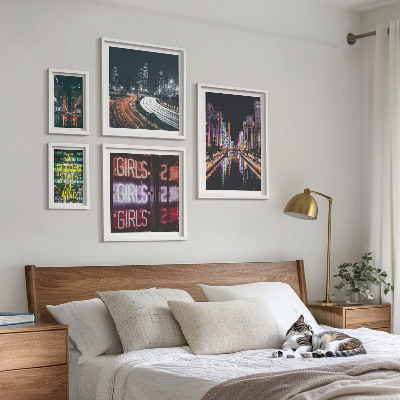 Sieninė paveikslų galerija Modernus miestas naktį neonu