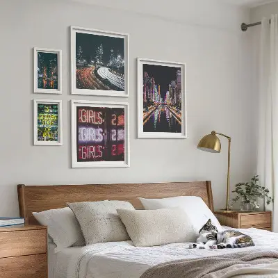 Sieninė paveikslų galerija modernus naktinis miestas su neoninėmis šviesomis