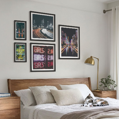 Sieninė paveikslų galerija Modernus miestas naktį neonu