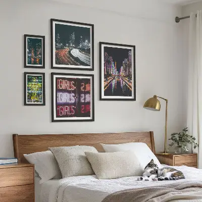 Sieninė paveikslų galerija modernus naktinis miestas su neoninėmis šviesomis