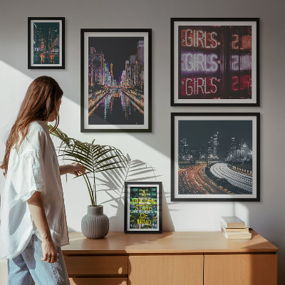 Sieninė paveikslų galerija Modernus miestas naktį neonu