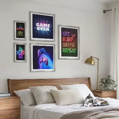 Paveikslų rinkinys miegamajam su neoninėmis kompiuterinių žaidimų temomis