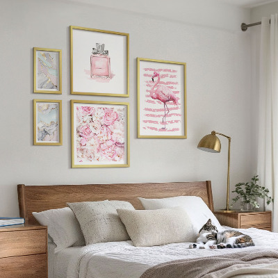 Paveikslų rinkinys miegamajam Stilingi rožiniai akcentai su flamingo gėlėmis