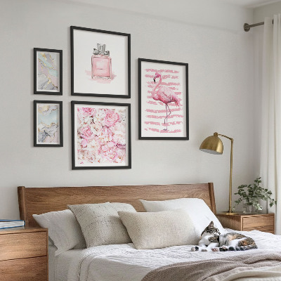 Paveikslų rinkinys miegamajam Stilingi rožiniai akcentai su flamingo gėlėmis