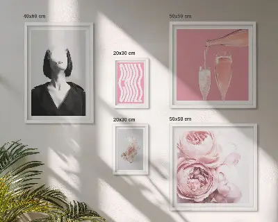Sieninė paveikslų galerija vyną gerianti ir rūkanti moteris
