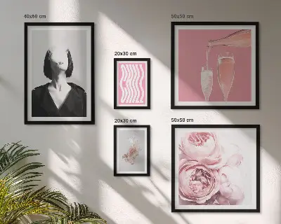 Sieninė paveikslų galerija vyną gerianti ir rūkanti moteris