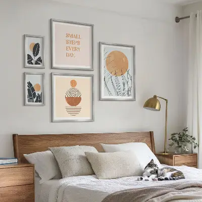 Paveikslų rinkinys miegamajam su stilinga augalų grafika