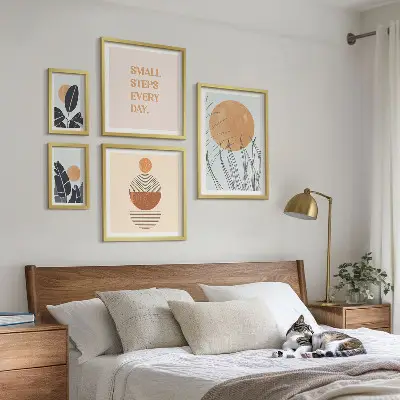 Paveikslų rinkinys miegamajam su stilinga augalų grafika