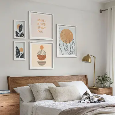 Paveikslų rinkinys miegamajam su stilinga augalų grafika