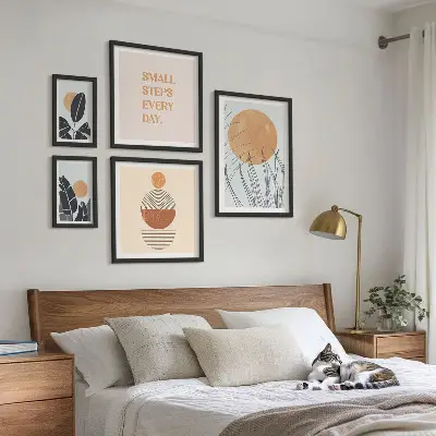 Paveikslų rinkinys miegamajam su stilinga augalų grafika