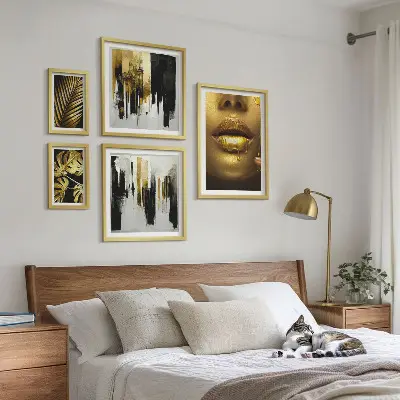 Sieninė paveikslų galerija su glamūrinio stiliaus augalų motyvais
