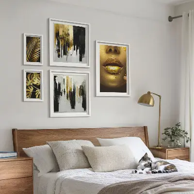 Sieninė paveikslų galerija su glamūrinio stiliaus augalų motyvais