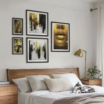 Sieninė paveikslų galerija su glamūrinio stiliaus augalų motyvais