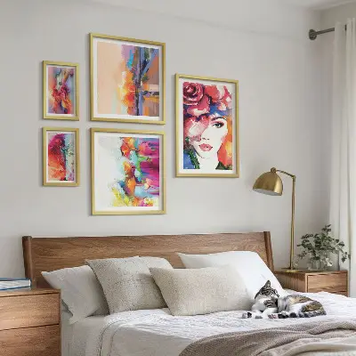 Sieninė paveikslų galerija su spalvingais abstrakčiais portretais