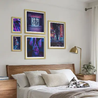 Sieninė paveikslų galerija neoninių naktinių miesto peizažų motyvais