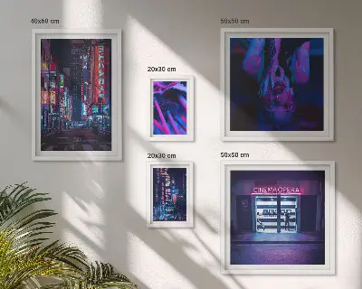 Sieninė paveikslų galerija neoninių naktinių miesto peizažų motyvais