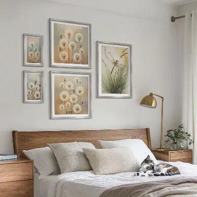 Sieninė paveikslų galerija su laumžirgių ir kiaulpienių žiedų motyvais