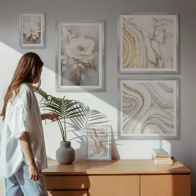 Sieninė paveikslų galerija abstrakčių gėlių motyvų elegancija