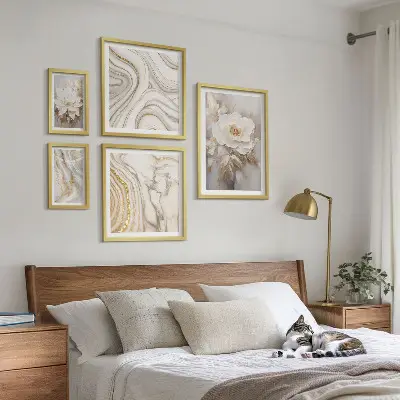 Sieninė paveikslų galerija abstrakčių gėlių motyvų elegancija