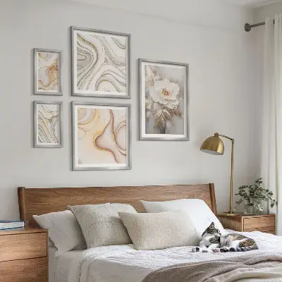 Paveikslų rinkinys miegamajam gėlių motyvai ir abstrakti elegancija
