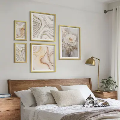 Paveikslų rinkinys miegamajam gėlių motyvai ir abstrakti elegancija