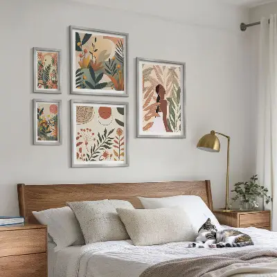 Paveikslų rinkinys miegamajam boho stiliaus su augalų motyvais