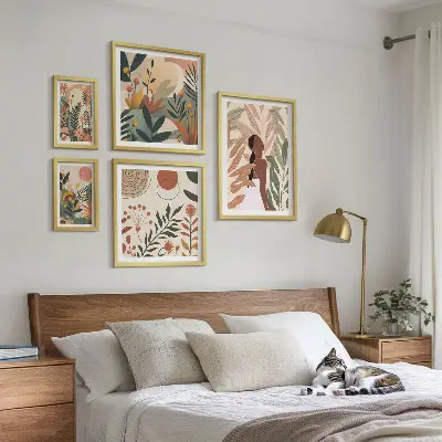 Paveikslų rinkinys miegamajam boho stiliaus su augalų motyvais
