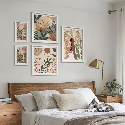 Paveikslų rinkinys miegamajam boho stiliaus su augalų motyvais
