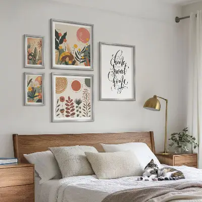Sieninė paveikslų galerija stilingos augalų motyvų dekoracijos