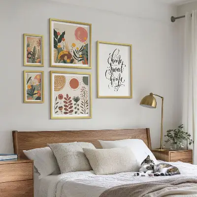 Sieninė paveikslų galerija stilingos augalų motyvų dekoracijos