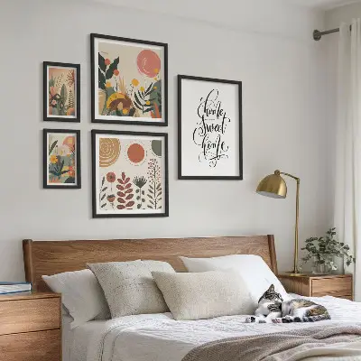 Sieninė paveikslų galerija stilingos augalų motyvų dekoracijos