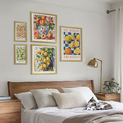 Sieninė paveikslų galerija Citrusinių vaisių retro virtuvėje