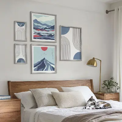 Paveikslų rinkinys miegamajam su abstrakčia peizažų geometrija