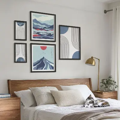 Paveikslų rinkinys miegamajam su abstrakčia peizažų geometrija