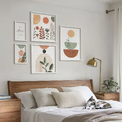 Sieninė paveikslų galerija stilinga augalų ir geometrinės grafikos kompozicija