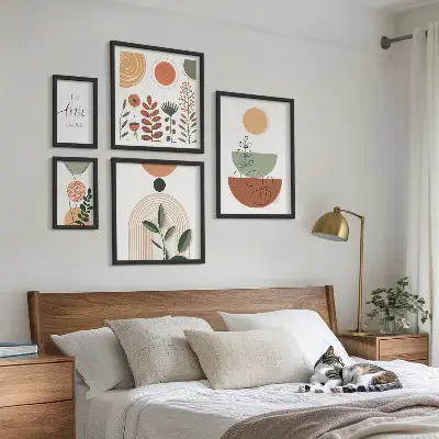 Sieninė paveikslų galerija stilinga augalų ir geometrinės grafikos kompozicija