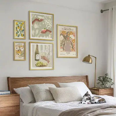 Paveikslų rinkinys miegamajam su vintažinio stiliaus gėlių ir vaisių motyvais