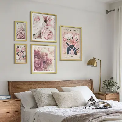 Sieninė paveikslų galerija gėlių boho stiliaus dekoracijos