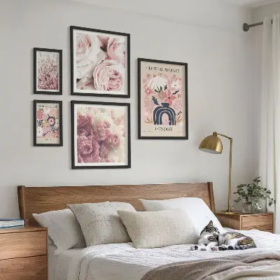 Sieninė paveikslų galerija gėlių boho stiliaus dekoracijos