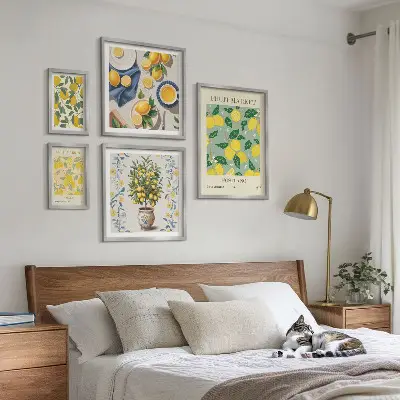 Sieninė paveikslų galerija su citrusinių vaisių raštais