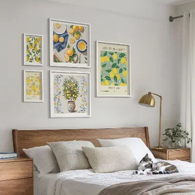 Sieninė paveikslų galerija su citrusinių vaisių raštais