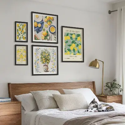 Sieninė paveikslų galerija su citrusinių vaisių raštais