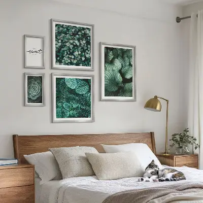 Paveikslų rinkinys miegamajam su šiuolaikinių augalų motyvais