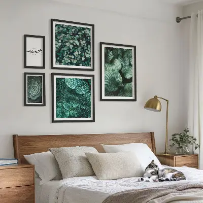 Paveikslų rinkinys miegamajam su šiuolaikinių augalų motyvais