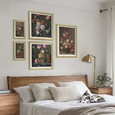 Paveikslų rinkinys miegamajam su klasikinėmis gėlių kompozicijomis