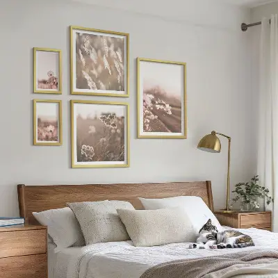 Sieninė paveikslų galerija subtilaus gėlių motyvo