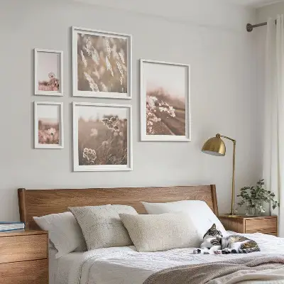 Sieninė paveikslų galerija subtilaus gėlių motyvo