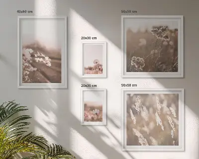 Sieninė paveikslų galerija subtilaus gėlių motyvo
